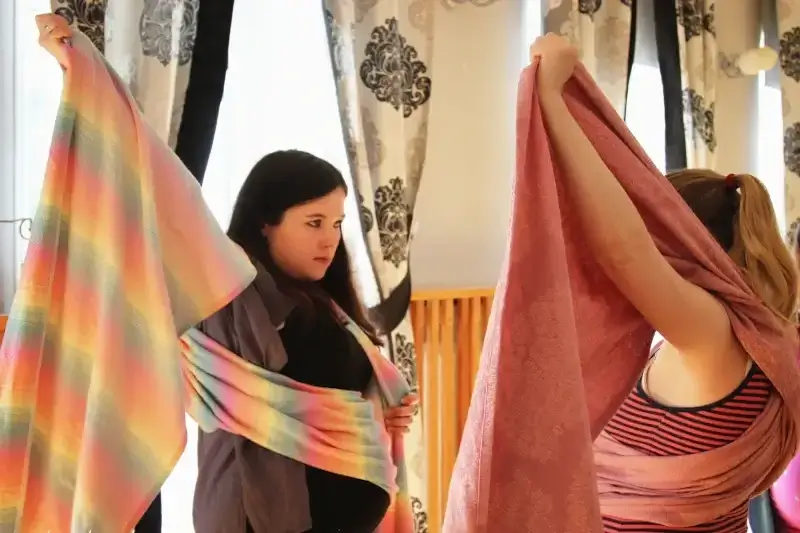 Doradca uczy wiązania chust dla dzieci